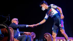 Julian Alaphilippe salue son manager Patrick Lefévère en janvier 2023