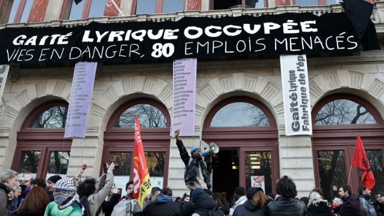 Manifestation devant la Gaîté lyrique, occupée depuis trois mois par des jeunes migrants, dont la préfecture de police a ordonné l'évacuation, le 17 mars 2025 à Paris