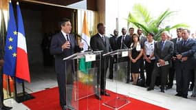 Conférence de presse de François Fillon et du président ivoirien Alassane Ouattara au palais présidentiel d'Abidjan. Le Premier ministre français a annoncé que la France allait débloquer pour la Côte d'Ivoire trois milliards d'euros, sous forme d'aide et