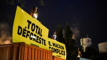 Les militants de Greenpeace devant la raffinerie de La Mède ce mardi
