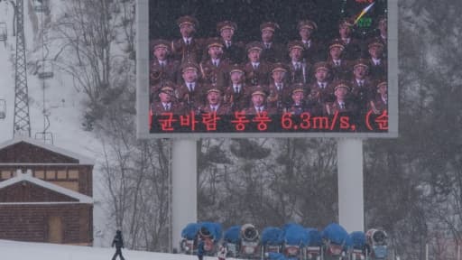 Un écran géant au pied des pistes de la station de Masikryong, en Corée du Nord, qui diffuse les chants d'une chorale militaire, le 19 février 2017 Un écran géant au pied des pistes de la station de Masikryong, en Corée du Nord, qui diffuse les chants d'une chorale militaire, le 19 février 2017