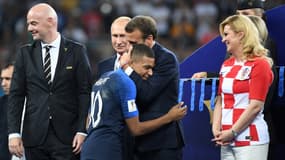 Emmanuel Macron félicité Kylian Mbappé sous les yeux du président de la FIFA Gianni Infantino et de Vladimir Poutine.