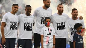 Le défenseur marocain Achraf Hakimi, le milieu de terrain néerlandais Georginio Wijnaldum, le gardien italien Gianluigi Donnarumma, le défenseur espagnol Sergio Ramos et l'attaquant argentin Lionel Messi, lors de leur présentation officielle, le 14 août 2021 au Parc des Princes, avant le match du PSG contre Strasbourg