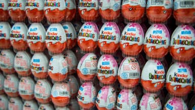 Une photo prise le 18 novembre 2014 montre des œufs Kinder en chocolat dans un supermarché de Hanovre, dans le centre de l'Allemagne (photo d'illustration)