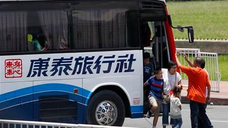 Un policier limogé qui réclame d'être réintégré dans ses fonctions a pris en otage une vingtaine de touristes, en grande majorité originaires de Hong Kong, à bord d'un autocar dans le centre de Manille, la capitale des Philippines. Huit personnes ont été