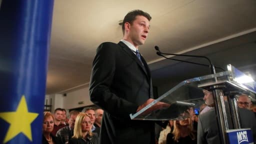 Bozo Petrov, leader du Most, qui arrive en troisième position aux élections législatives, le 8 novembre 2015 à Zagreb Bozo Petrov, leader du Most, qui arrive en troisième position aux élections législatives, le 8 novembre 2015 à Zagreb