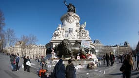 Fleurs, messages, dessins... Le mémorial improvisé place de la République (IIIe arrondissement de Paris) à la mémoire des 17 victimes des attentats de Paris, photographié le 7 février 2015.