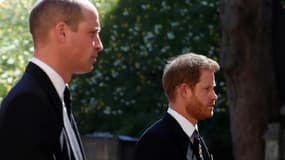 Les princes William, à gauche, et Harry, à droite, lors des funérailles de leur grand-père le prince Philip d'Edimbourg le 17 avril 2021 au château de Windsor, à l'ouest de Londres