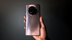Le Honor Magic7 Lite dispose d'un design élégant avec une finition en titane.