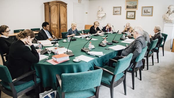 La Commission du dictionnaire de l'Académie Française, qui se réunit tous les jeudis matin. La Commission du dictionnaire de l'Académie Française, qui se réunit tous les jeudis matin.