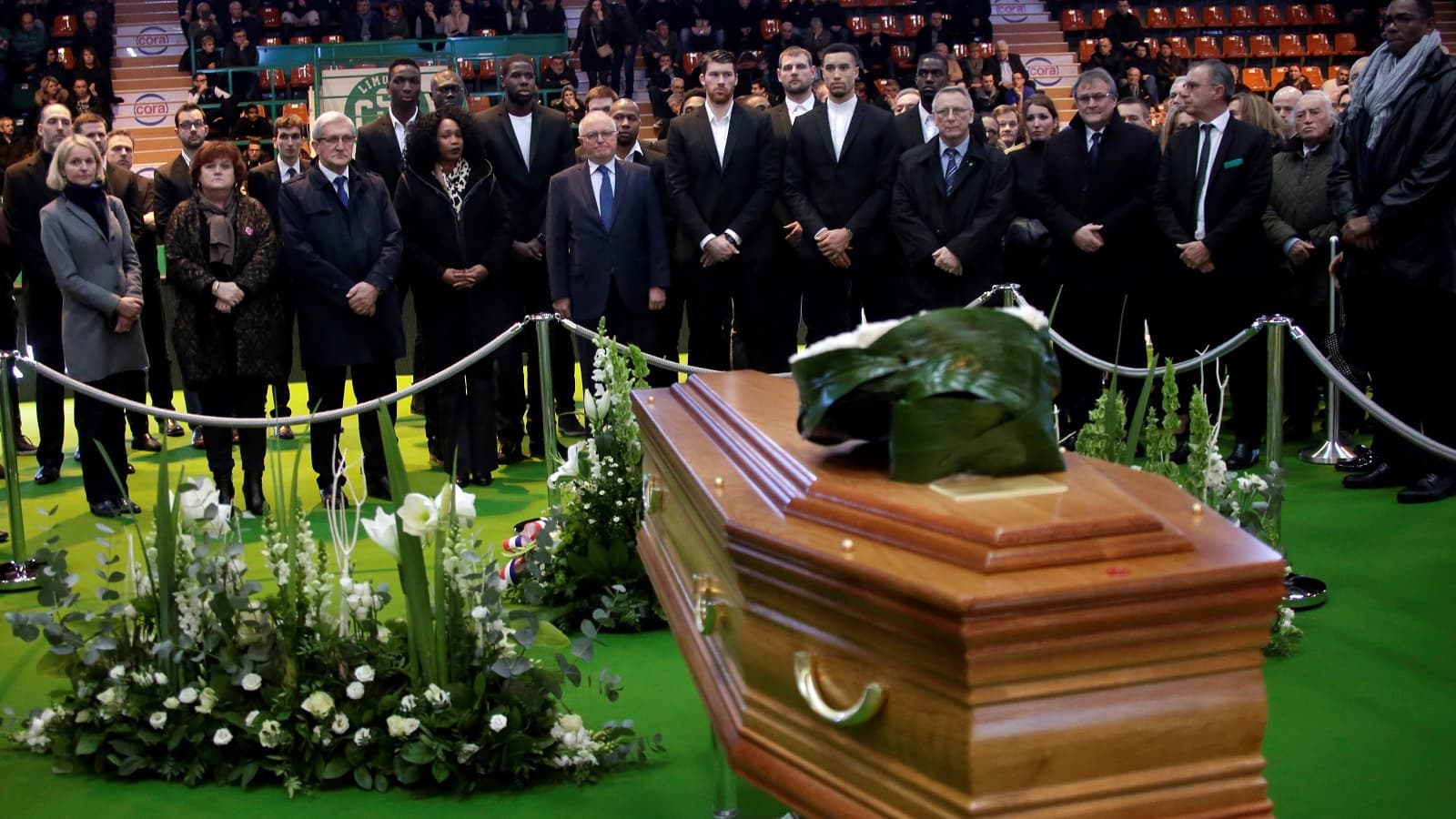 Recueillement pour Fred Forte à Beaublanc, devant son cercueil Recueillement pour Fred Forte à Beaublanc, devant son cercueil