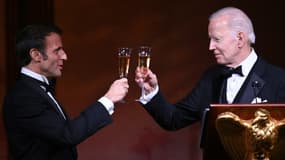 Emmanuel Macron et Joe Biden échangent un toast lors d'un diner d'Etat à la Maison Blanche, jeudi 1er décembre 2022 à Washington