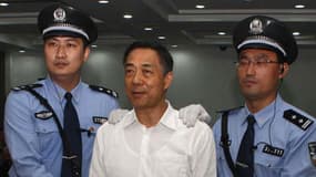 Bo Xilal au terme de son procès, encadré par des policiers chinois.