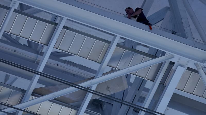 Le morceau du toit de l'AT&T Center resté coincé en hauteur, le 18 novembre 2024