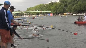 Les athlètes participant à la manche de Coupe d'Europe de natation en eau libre à Paris