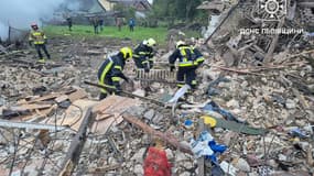 Les secours mobilisés après une frappe dans la région de Lviv, en Ukraine, le 5 octobre 2025