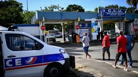 Un véhicule de police devant le Centre hospitalier universitaire (CHU) de Pointe-à-Pitre, le 26 novembre 2021 en Guadeloupe. 