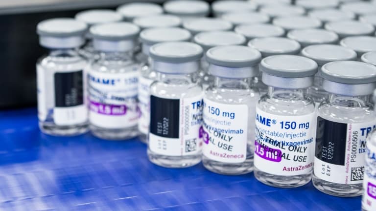 Des flacons du vaccin AstraZeneca contre le Covid-19 sur une ligne de production, le 8 février 2022 à Södertälje, en Suède