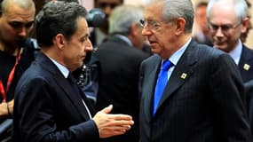Nicolas Sarkozy en discussion avec le président du Conseil italien Mario Monti (à droite) à Bruxelles. Les chefs d'Etat et de gouvernement de l'Union européenne espéraient ajouter lundi un volet croissance et emploi à leurs politiques d'austérité, et conv