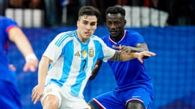 L'Argentin Matias Rosa face au Français Souheil Mouhoudine pendant un match de futsal, le 31 août 2024