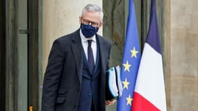 Le ministre français de l'Economie Bruno Le Maire sur le perron de l'Elysée à Paris, le 22 décembre 2021