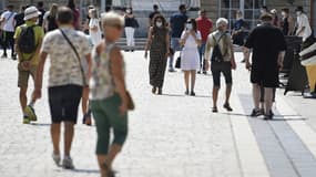 Des passants dont certains masqués sur la place Stanislas à Nancy le 22 juillet 2021. Le port du masque est à nouveau obligatoire dans la métropole du Grand Nancy.