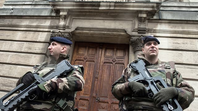 Des militaires montent la garde devant l'entrée d'une synagogue, à Lille.