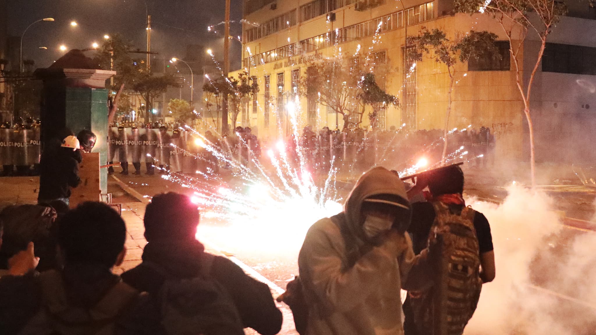 Des manifestants affrontent les forces antiémeutes lors d'une manifestation contre le président par intérim du Pérou, José Jeri, à Lima (Pérou), le 15 octobre 2025. Des manifestants affrontent les forces antiémeutes lors d'une manifestation contre le président par intérim du Pérou, José Jeri, à Lima (Pérou), le 15 octobre 2025.