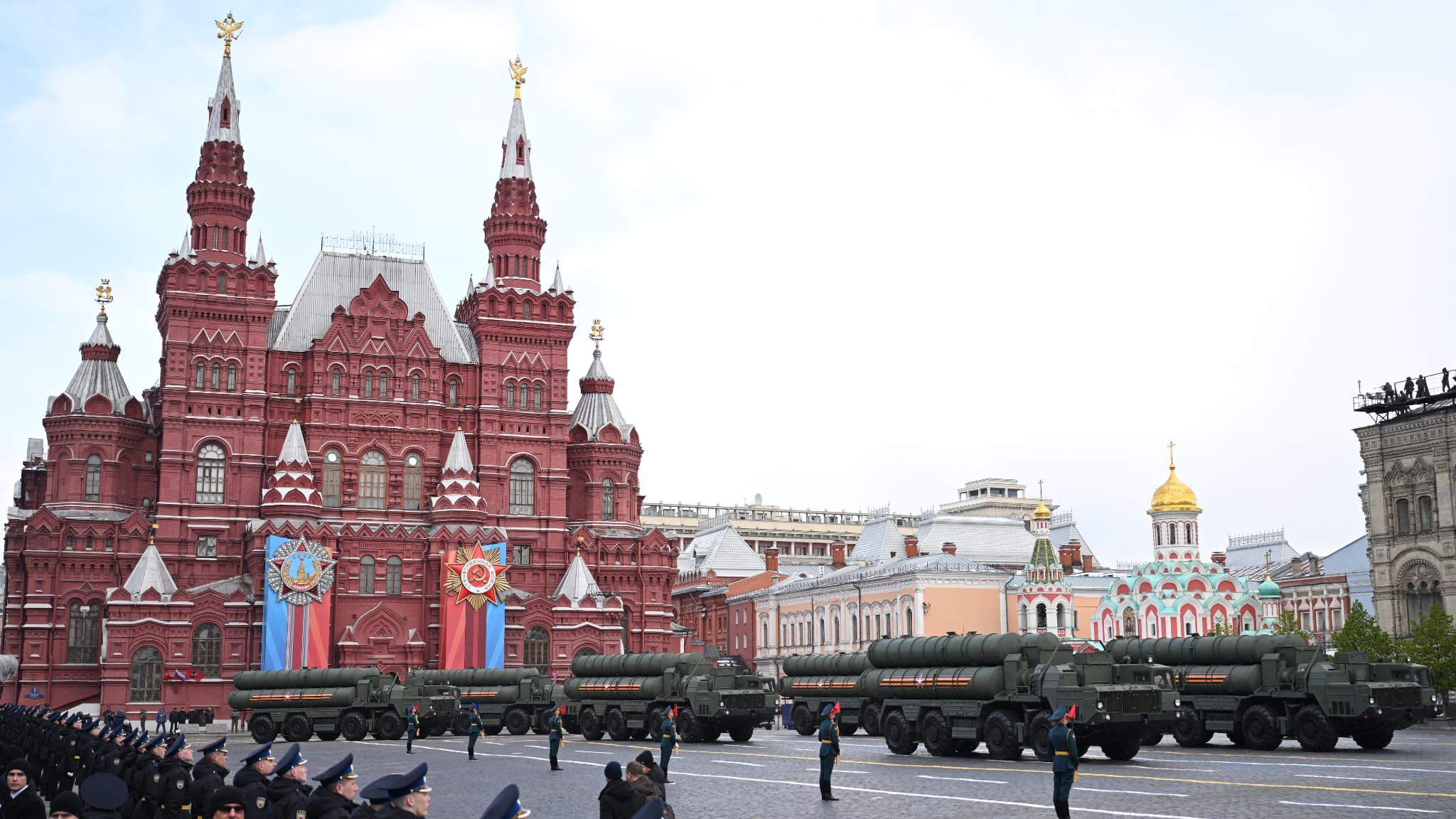 Une colonne de systèmes de missiles russes S-400 Triumf roule sur la Place Rouge lors du défilé militaire du Jour de la Victoire dans le centre de Moscou, le 9 mai 2024.