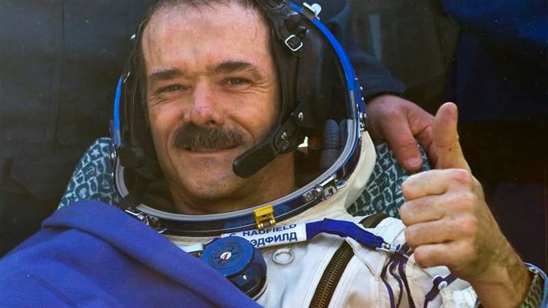 Chris Hadfield, le premier commandant canadien de la Station spatiale internationale (ISS), est revenu mardi sur Terre avec ses deux compagnons d'équipage, l'Américain Tom Marshburn et le Russe Roman Romanenko, après une mission de cinq mois dans l'espace