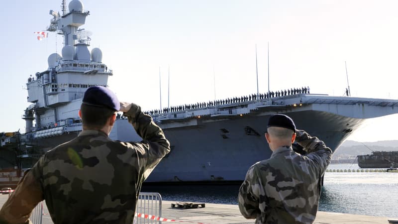 Le porte-avions Charles de Gaulle en février 2011 à Toulon.