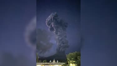 Cette photo fournie par Dollet Demaflies montre le volcan du mont Kanlaon crachant un grand panache de cendres lors d'une éruption, vue depuis la ville de La Castellana, province occidentale de Negros, centre des Philippines, le 3 juin 2024.
