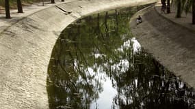 Le gouvernement français souhaite faire de la croissance verte une priorité en créant 100.000 emplois d'ici 2016 dans ce secteur. Ces emplois concerneront entre autres le traitement des déchets ou de l'eau. /Photo d'archives/REUTERS/David Gray