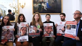 Des familles d'otages franco-israéliens détenus par le Hamas, le 31 octobre 2023 à l'Assemblée nationale