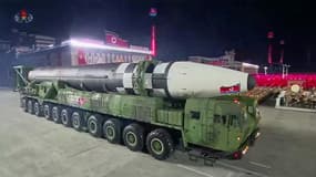 Image tirée d'une vidéo diffusée par l'agence nord-coréenne Kcna, le 10 octobre 2020, montrant ce qui semble être le nouveau missile balistique intercontinental géant dévoilé par la Corée du Nord lors d'un défilé militaire à Pyongyang