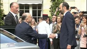 Le nouveau Premier ministre Edouard Philippe raccompagne son prédécesseur dans la cour de l'Hôtel Matignon. 