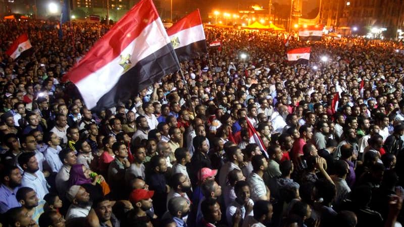 Pour la deuxième nuit consécutive, des milliers de manifestants se sont rassemblés mercredi soir sur la place Tahrir du Caire. Les Egyptiens ne connaîtront pas ce jeudi, comme c'était pourtant prévu, le nom de leur futur président, la commission électoral