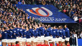 Les joueurs du XV de France de dos lors des hymnes avant le quart de finale de la Coupe du monde de rugby face à l'Afrique du Sud (28-29), le 15 octobre 2023