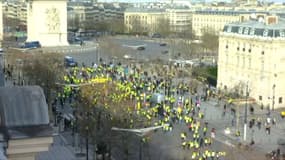 200 à 300 gilets jaunes sont mobilisés en haut des Champs-Élysées, la circulation est désormais bloquée