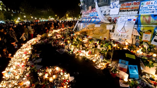 Hommage aux victimes des attentats du 13-Novembre à Paris, le 15 novembre 2015.