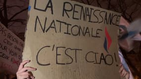 Des manifestants se sont rassemblés mardi soir pour protester contre la loi immigration
