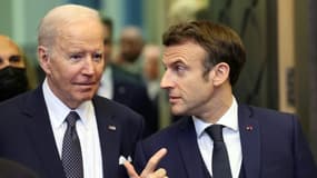 Le président américain Joe Biden (g) et son homologue français Emmanuel Macron lors d'un sommet de l'Otan, le 24 mars 2022 à Bruxelles