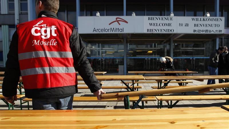 Nicolas Sarkozy a assuré mardi qu'il se penchait sur le sort de l'usine sidérurgique d'ArcelorMittal à Florange (Moselle), actuellement à l'arrêt et où les salariés, qui craignent une fermeture définitive, occupent depuis lundi matin les locaux de la dire