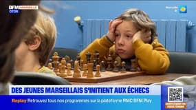 Marseille: des enfants s'initient aux échecs pendant les vacances