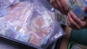 Des transporteurs ont été interpellés avec des valises contenant 200.000 euros. (Image d'illustration)