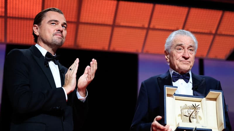 L'acteur américain Robert De Niro (à droite) reçoit la Palme d'or d'honneur des mains de l'acteur américain Leonardo DiCaprio lors de la cérémonie d'ouverture de la 78e édition du Festival de Cannes, le 13 mai 2025.
