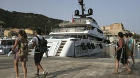 Un yacht dans le port de Bonifacio, le 11 août 2021 en Corse