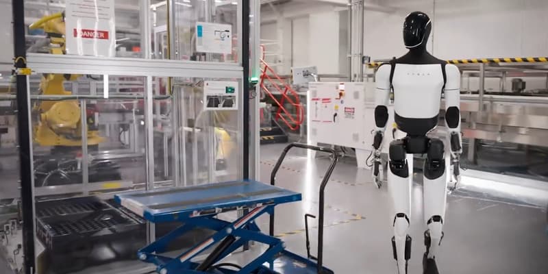 Dans la vidéo publiée par Tesla sur X, on voit Optimus déambuler à travers une usine