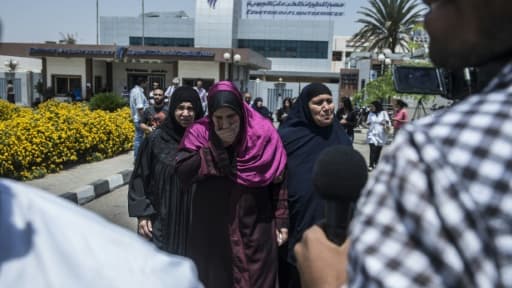 Des proches des passagers du vol Paris-Le Caire de la compagnie Egyptair arrivent à l'aéroport de la capitale égyptienne, le 19 mai 2016. Des proches des passagers du vol Paris-Le Caire de la compagnie Egyptair arrivent à l'aéroport de la capitale égyptienne, le 19 mai 2016.