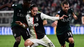 Adrien Rabiot au duel avec Ibrahima Mbaye et Andrea Poli, lors de Juventus-Bologne le 19 octobre 2019
